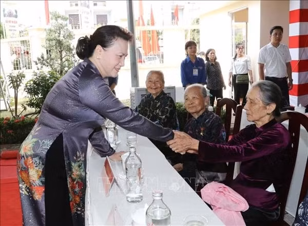 Chủ tịch Quốc hội Nguyễn Thị Kim Ngân với các Mẹ Việt Nam Anh hùng dự Lễ kỷ niệm. Ảnh: TTXVN