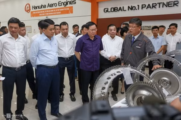 Bí thư Thành ủy Hà Nội Vương Đình Huệ cùng lãnh đạo TP Hà Nội; Bộ Khoa học và Công nghệ thăm nhà máy sản xuất cấu kiện động cơ máy bay tại Khu CNC Hòa Lạc. Ảnh: VNE
