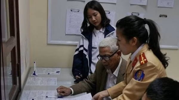 Một trường hợp học sinh đến làm thủ tục đăng ký xe máy