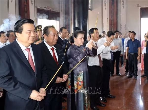 Chủ tịch Quốc hội Nguyễn Thị Kim Ngân và các đại biểu dâng hương tưởng niệm Luật sư Nguyễn Hữu Thọ. Ảnh: TTXVN