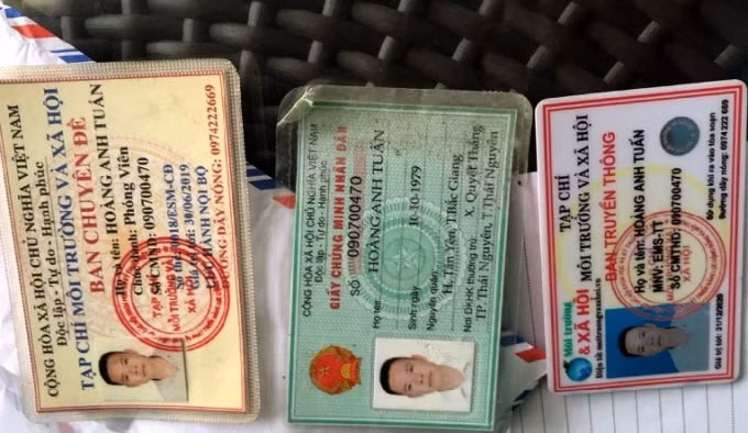 Cơ quan chức năng thu giữ các loại giấy tờ của Hoàng Anh Tuấn. Ảnh: ND.