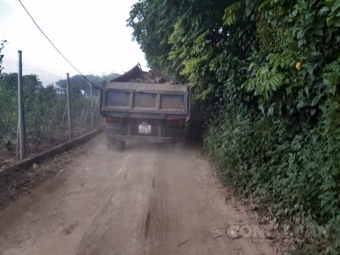 Ô tô tấp nập vận chuyển chất thải xây dựng vào đổ trộm trên địa bàn phường Nhật Tân