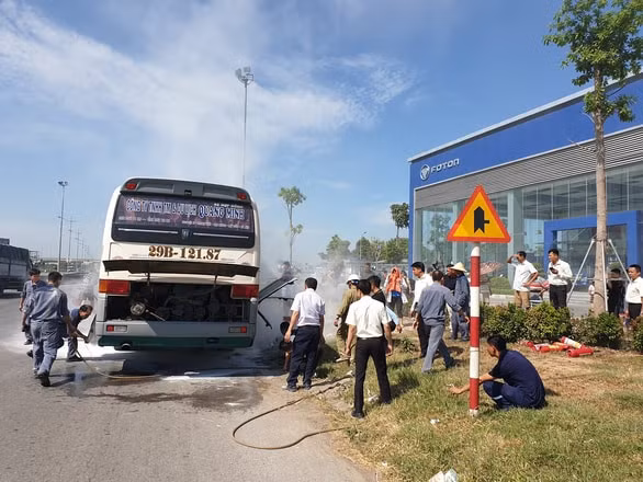 Rất đông người nỗ lực dập tắt đám cháy trên xe khách. Ảnh: TL.
