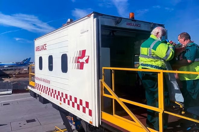 Phi công Anh được chuyển lên xe cấp cứu chuyên dụng sau khi máy bay hạ cánh tại sân bay Heathrow, Anh. Ảnh: TL.