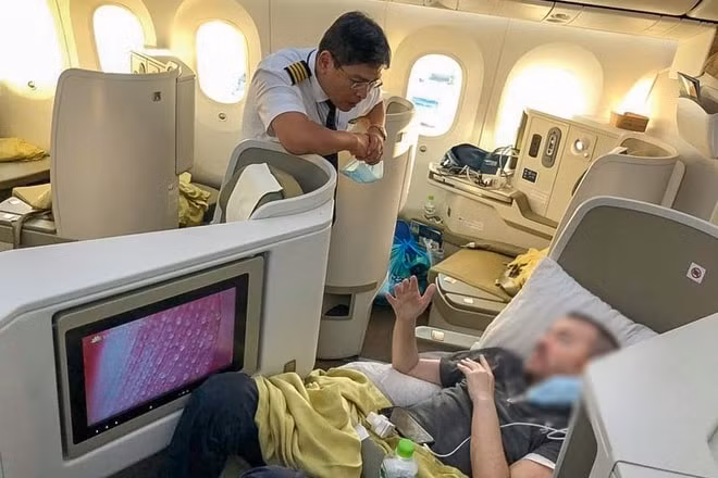 Phi công Anh sức khỏe ổn định suốt chuyến bay và chào tạm biệt các y bác sĩ Việt Nam cùng phi hành đoàn. Ảnh; TL.