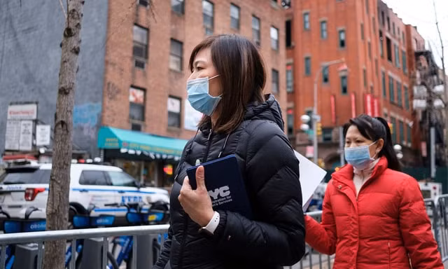 Người dân đeo khẩu trang ở khu vực Chinatown của thành phố New York - Ảnh: EPA