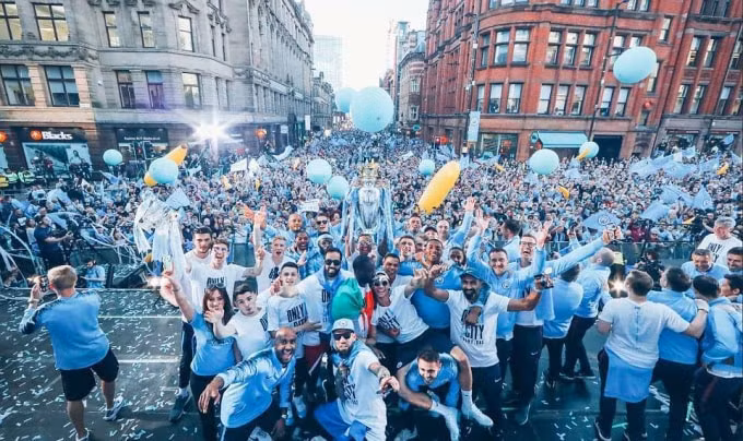 Các cổ động viên của Man City có thể mở hội ăn mừng bởi đội bóng con cưng của mình vẫn tiếp tục được thi đấu tại Champions League mùa sau. Ảnh: TL