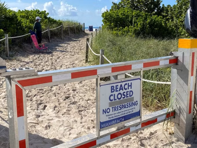 Biển cấm ở bãi biển Miami, Florida. Ảnh: Reuters