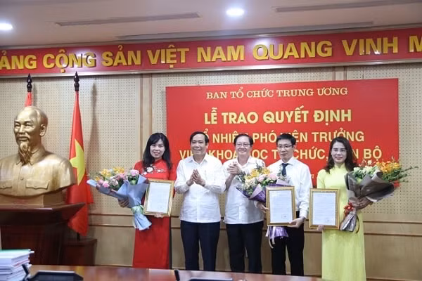 Ông Nguyễn Thanh Bình và ông Lê Vĩnh Tân trao quyết định và chúc mừng các cán bộ được bổ nhiệm