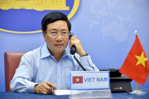 Phó Thủ tướng Phạm Bình Minh điện đàm với Bộ trưởng Bộ Ngoại giao Anh Dominic Raab. Ảnh: Bộ Ngoại giao