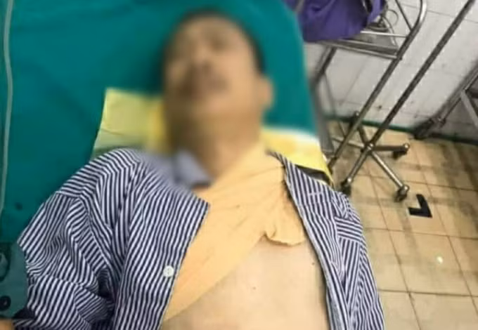 Ông D. nhập viện sau khi bị con chém vào cổ. Ảnh: TL.