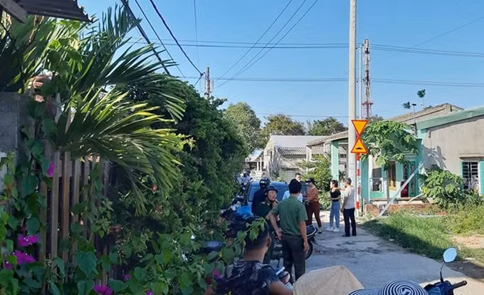 Lực lượng chức năng kiểm tra khu lưu trú ở thị xã Điện Bàn, đưa nhóm người Trung Quốc đi cách ly. Ảnh: Đại Quyên.