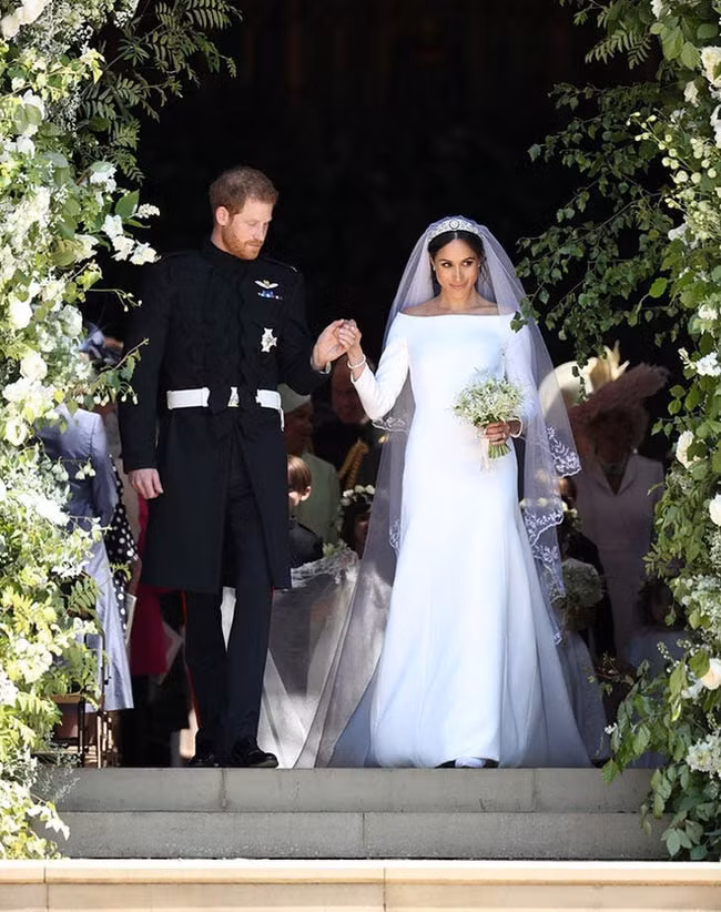 Meghan Markle nhất quyết sử dụng váy cưới màu trắng của thương hiệu nổi tiếng.