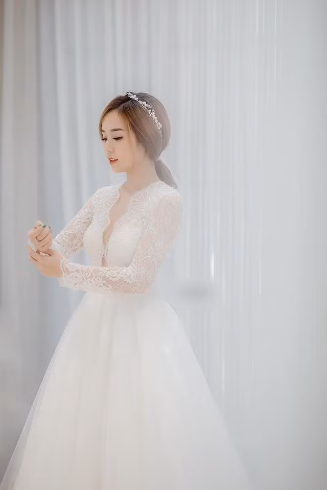 Thiếu chú rể, Bảo Ngọc vẫn xinh đep lỗng lẫy trong bộ váy cưới.
