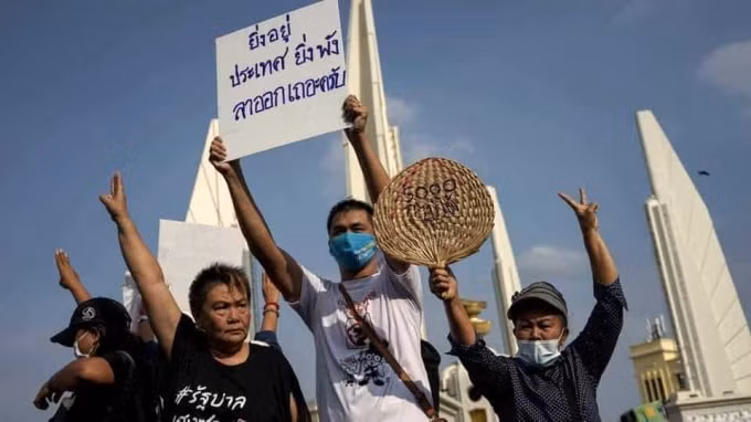 Hàng trăm người dân Thái Lan đã tụ tập biểu tình đòi giải tán quốc hội, chính phủ từ chức bất chấp lệnh cấm tụ tập - Ảnh: Reuters