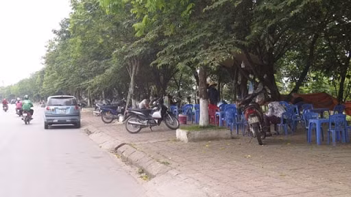 Vi phạm lấn chiếm vỉa hè, lòng đường, hành lang an toàn giao thông để kinh doanh buôn bán diễn ra tràn lan dọc Quốc lộ 32. Ảnh: TL