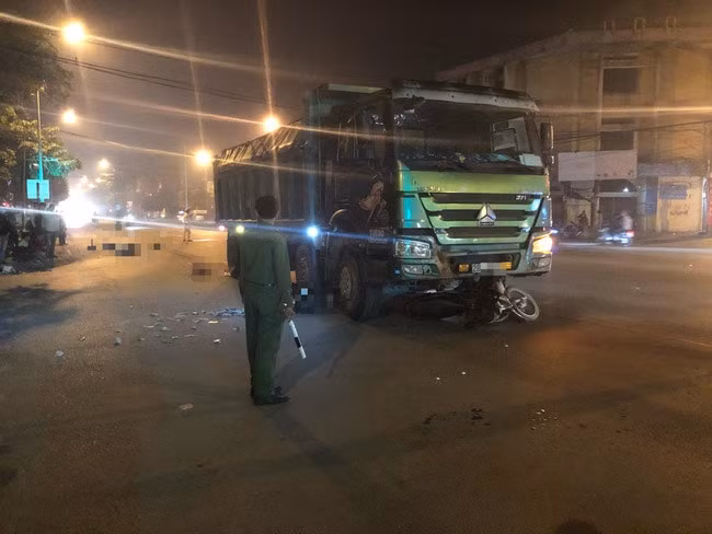 Hiện trường vụ tai nạn giao thông khiến hai vợ chồng người đi xe máy tử vong tại chỗ. Ảnh: TL