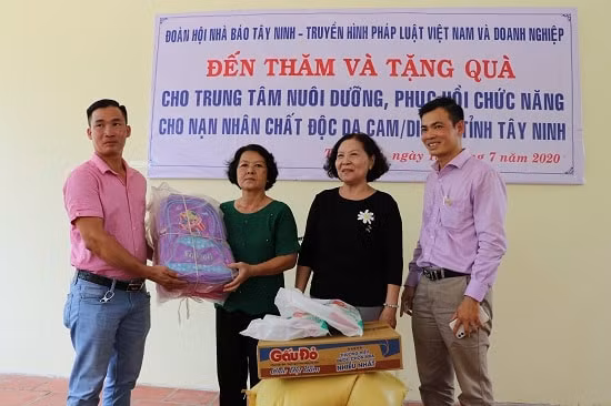 Đại diện các doanh nghiệp trao quà cho Trung tâm. Ảnh: baotayninh.
