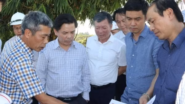 Bộ trưởng Nguyễn Văn Thể thị sát dự án mở rộng QL14B trên địa bàn TP Đà Nẵng, ngày 17/7/2020. Ảnh: baogiaothong