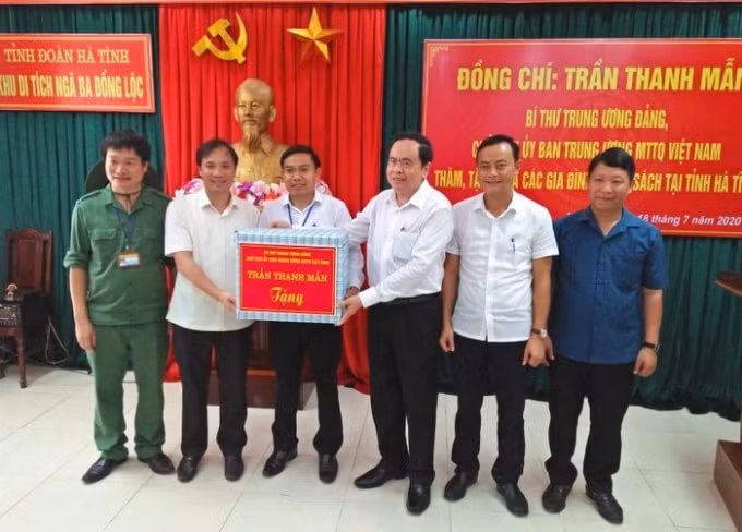 Ông Trần Thanh Mẫn trao quà cho Ban Quản lý Khu di tích lịch sử Ngã ba Đồng Lộc