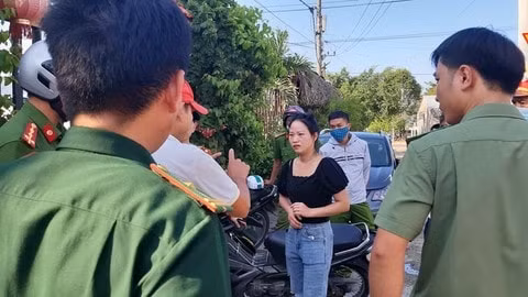 Lực lượng chức năng đang làm việc số khách người Trung Quốc này.