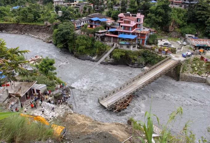 Cây cầu bị hư hại do lũ lụt tại sông Raghu Ganga ở Myagdi, Nepal ngày 11/7/2020. Ảnh: REUTERS.