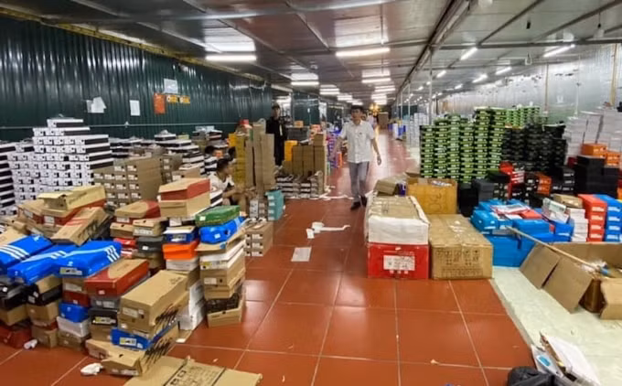 Kho hàng rộng 10.000 m2 với nhiều hàng hóa. Ảnh: TL.