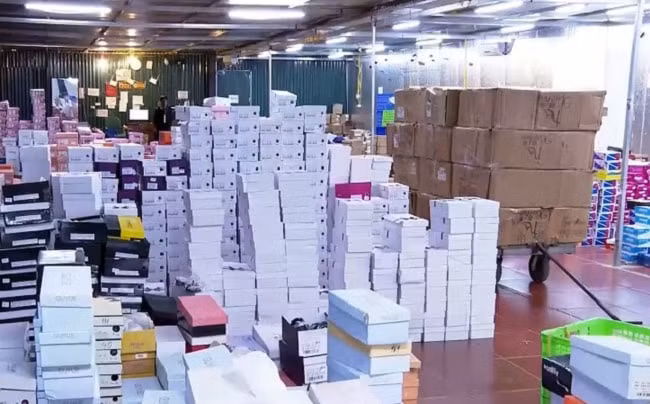 Các sản phẩm kho hàng chủ yếu là giày dép, túi sách... Ảnh: Cục QLTT.
