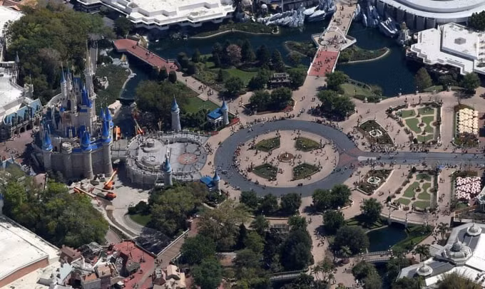 Công viên giải trí DIsneyland tại Florida tiếp tục mở cửa giữa tâm dịch. Ảnh: Reuters