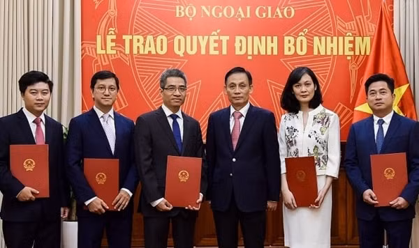 Thứ trưởng Bộ Ngoại giao Lê Hoài Trung trao quyết định và chúc mừng các cán bộ được bổ nhiệm chức vụ mới