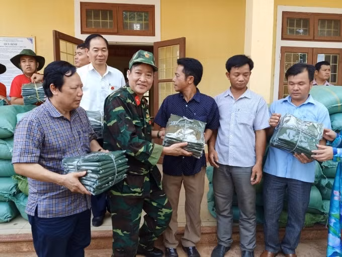 Thăm và tặng quà cho bà con dân bản ở xã Linh Trường, huyện Gio Linh.
