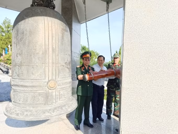 Lãnh đạo Báo Xây dựng và lãnh đạo Hiệp hội Doanh nghiệp của Thương binh và Người khuyết tật Việt Nam thỉnh chuông làm lễ tại Nghĩa trang Quốc gia đường 9.