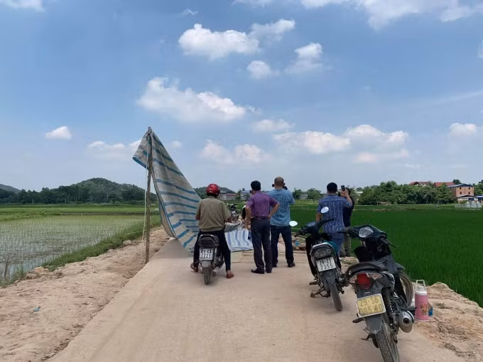 Người dân tháo dỡ lều bạt, thông xe vào bãi rác Nam Sơn. Ảnh: Giang Đông