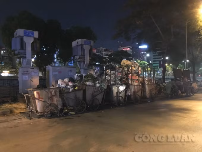 Từ tối 13/7, người dân hai xã Nam Sơn và Hồng Kỳ (huyện Sóc Sơn, Hà Nội) căng lều bạt ngăn xe rác vào Khu liên hợp xử lý chất thải Nam Sơn, khiến rác thải tại các quận nội thành ùn ứ. Nhiều tuyến đường tại Hà Nội ngập trong rác thải, bốc mùi hôi thối