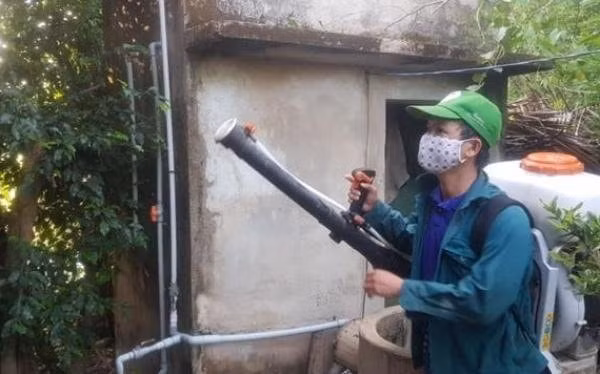 Phun hóa chất diệt muỗi tại xã Xuân Phước, huyện miền núi Đồng Xuân, tỉnh Phú Yên. Ảnh: TL.