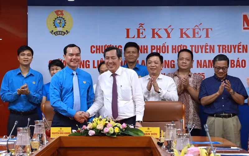 Hai bên ký kết phối hợp tuyên truyền giai đoạn 2020-2025. (ảnh: Báo Nhân dân)