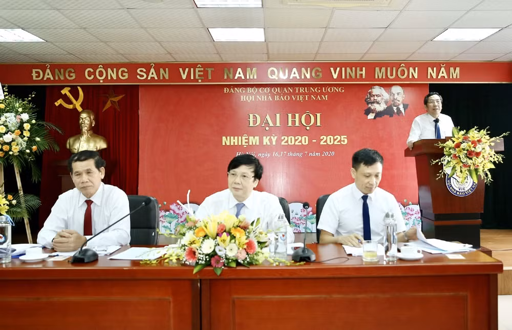 Đoàn chủ tịch, chủ trì Đại hội Đảng bộ cơ quan Trung ương Hội Nhà báo Việt Nam. Ảnh Sơn Hải
