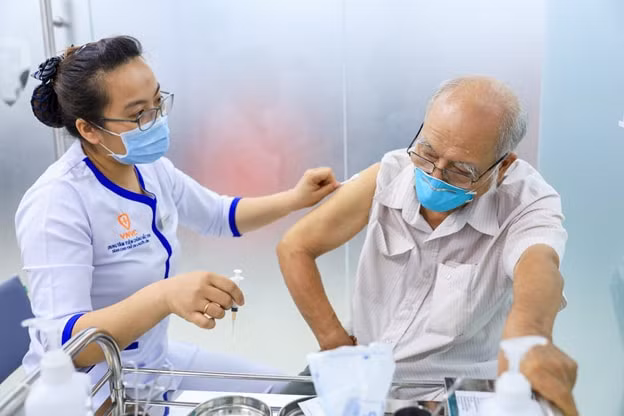Chủ động chích vắc xin là cách bảo vệ sức khỏe hiệu quả, an toàn và tiết kiệm nhất cho trẻ em, người lớn, người cao trước tình hình dịch bệnh diễn biến phức tạp và nguy hiểm.