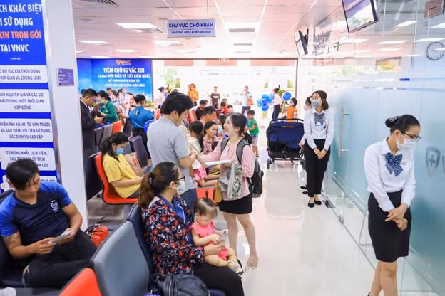 Rất đông khách hàng đã đưa con nhỏ, người thân đến chích ngừa tại VNVC Bình Tân ngay trong ngày khai trương.