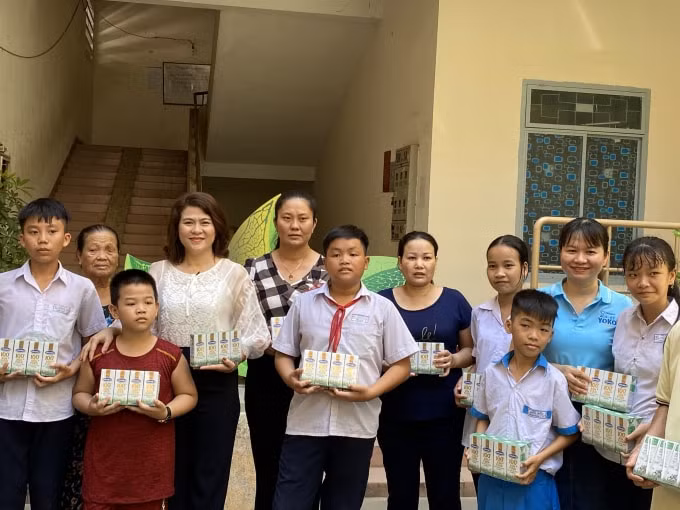 Các em nhỏ trong cùng khu chung cư nhà ở xã hội mà Pháp đang sống cũng nhận những hộp sữa từ Vinamilk và Quỹ sữa.