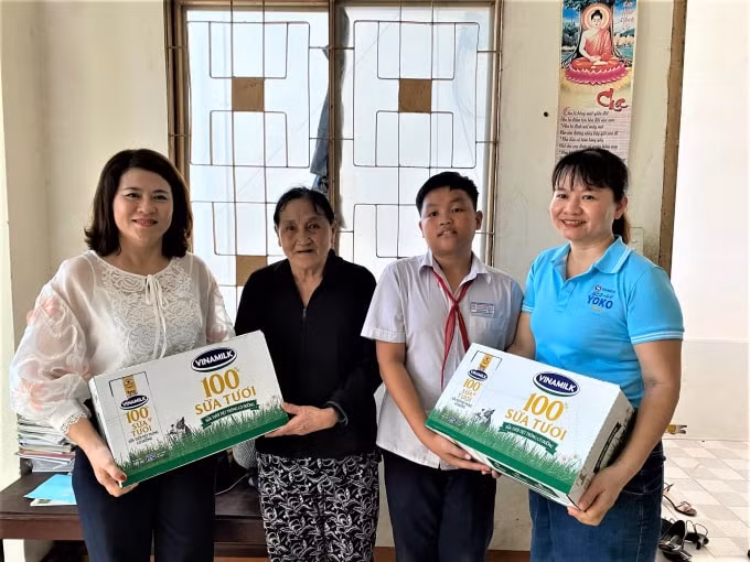Bà Trần Thị Mỹ Bình cũng trực tiếp tới thăm gia đình Pháp và tặng những thùng sữa Vinamilk để giúp em nâng cao sức khỏe và tăng cường sức đề kháng