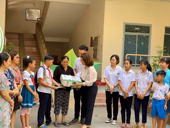 Bà Trần Thị Mỹ Bình, Giám đốc Chi nhánh Đà Nẵng đại diện Vinamilk và Quỹ sữa Vươn cao Việt Nam gửi tặng Pháp học bổng trị giá 50 triệu đồng, để giúp Pháp có thêm điểm tựa vững chắc cho con đường học tập phía trước và giảm bớt gánh nặng trên vai bà nội của em.