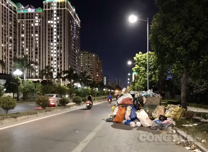 Trên tuyến đường Trần Hữu Dực (quận Nam Từ Liêm), rác thải thậm chí còn chắn ngang hết cả một làn đường dành cho xe máy