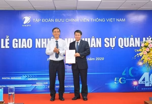 Ông Đỗ Vũ Anh - Thành viên Hội đồng thành viên VNPT trao quyết định giao quyền Tổng giám đốc Tổng công ty Dịch vụ viễn thông (VNPT-VinaPhone) cho ông Nguyễn Trường Giang