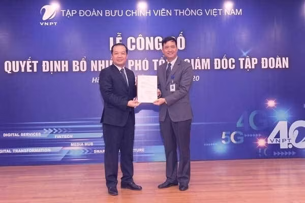 Chủ tịch VNPT Phạm Đức Long trao quyết định bổ nhiệm ông Nguyễn Nam Long làm Phó Tổng Giám đốc Tập đoàn VNPT. Ảnh: ICTnews