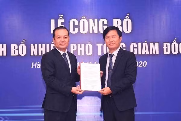 Chủ tịch VNPT Phạm Đức Long trao quyết định bổ nhiệm ông Nguyễn Đình Danh làm Phó Tổng Giám đốc Tập đoàn VNPT. Ảnh: ICTnew