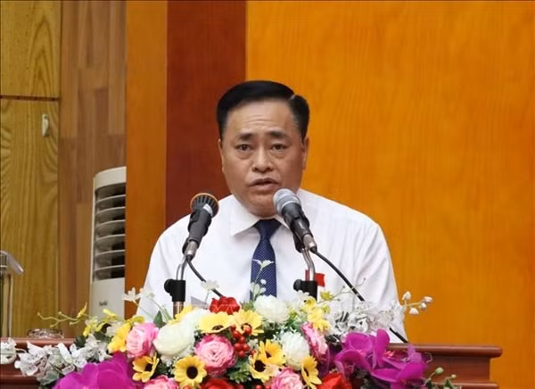 Ông Hồ Tiến Thiệu, Phó Bí thư Tỉnh ủy, Chủ tịch UBND tỉnh Lạng Sơn nhiệm kỳ 2016 - 2021 phát biểu tại kỳ họp. Ảnh: TTXVN