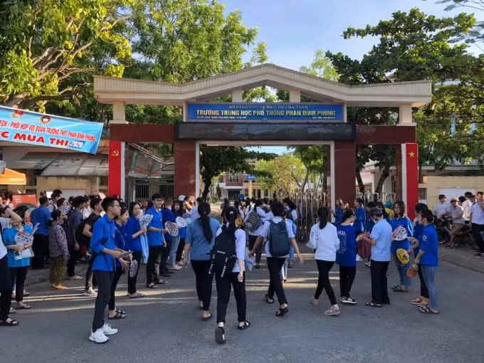 Các thí sinh bước vào điểm thi trường THPT Phan Đình Phùng, thành phố Hà Tĩnh