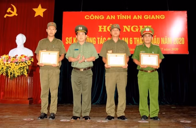 Đại tá Đinh Văn Nơi, Giám đốc Công an tỉnh An Giang trao tặng Giấy khen cho 03 đồng chí Công an vì đã có thành tích dũng cảm cứu người