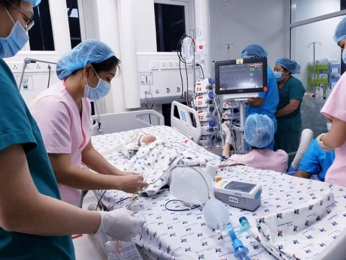 Sau phẫu thuật, các bé được chăm sóc và theo dõi tích cực. Ảnh: BVCC.